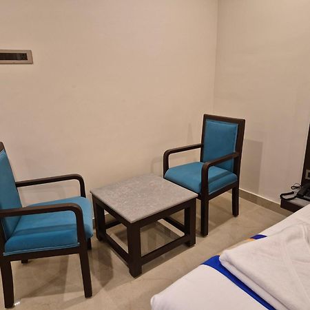 טירופאטי Hotel Janas מראה חיצוני תמונה