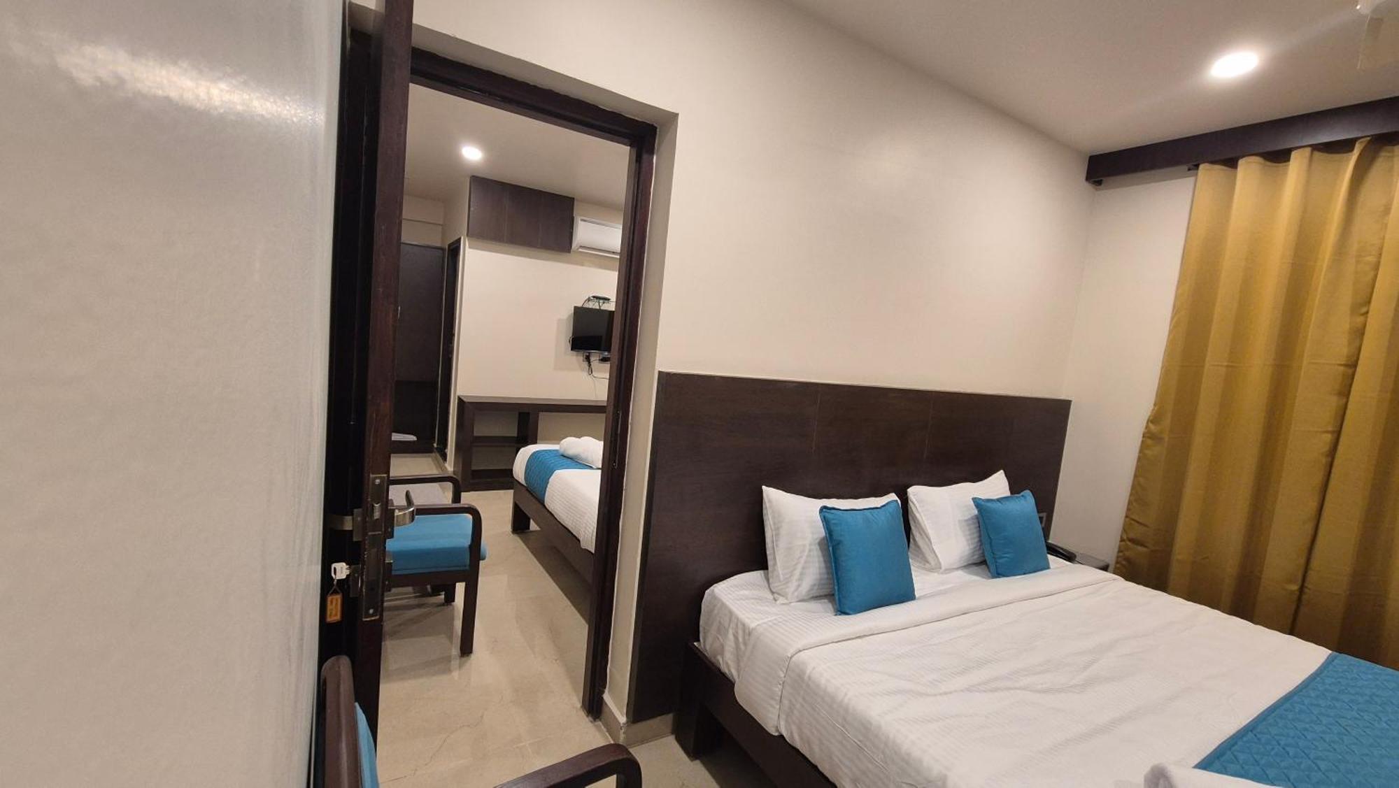 טירופאטי Hotel Janas מראה חיצוני תמונה