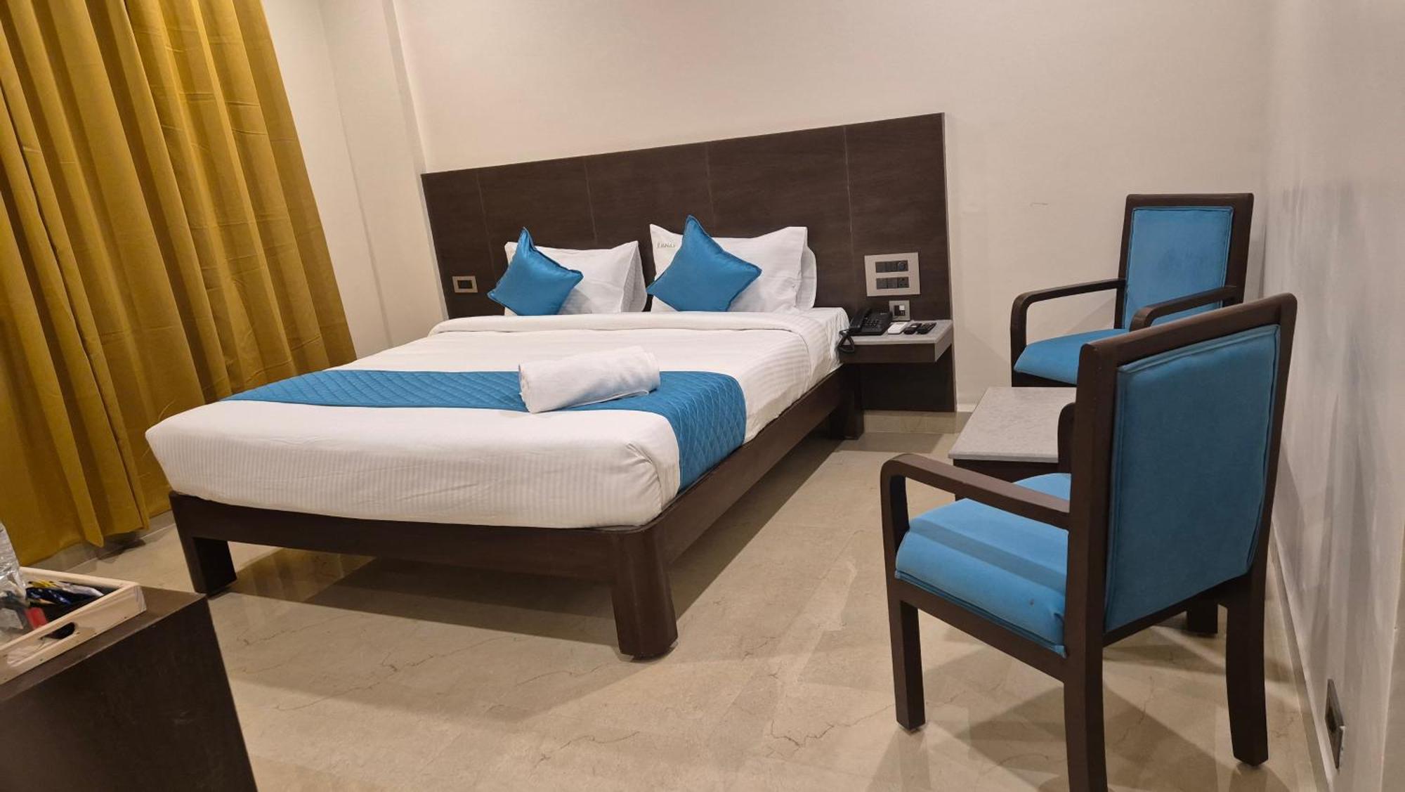טירופאטי Hotel Janas מראה חיצוני תמונה