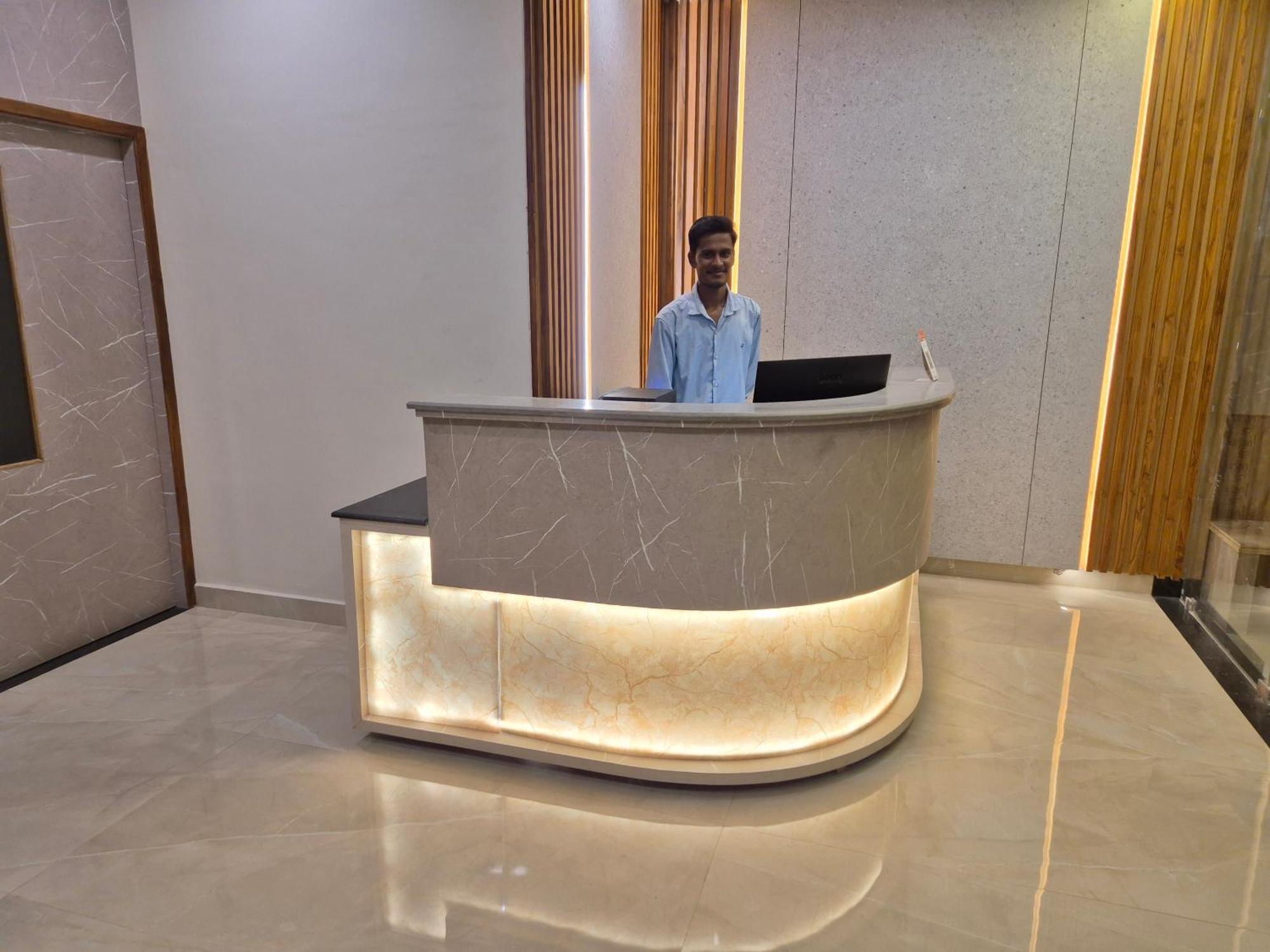 טירופאטי Hotel Janas מראה חיצוני תמונה