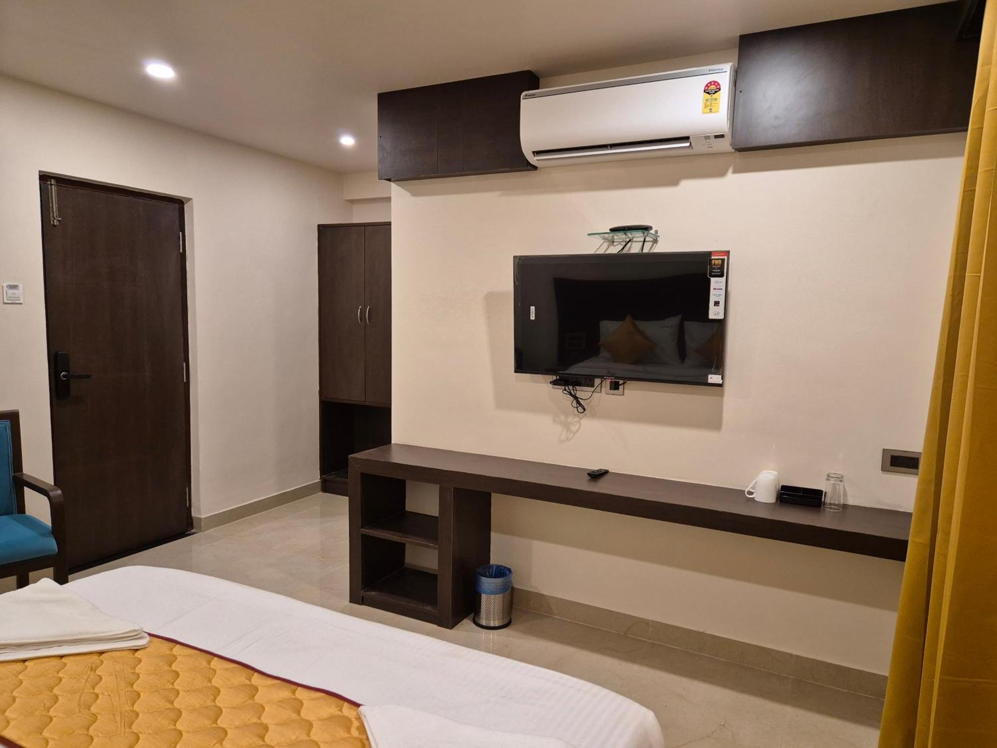 טירופאטי Hotel Janas מראה חיצוני תמונה