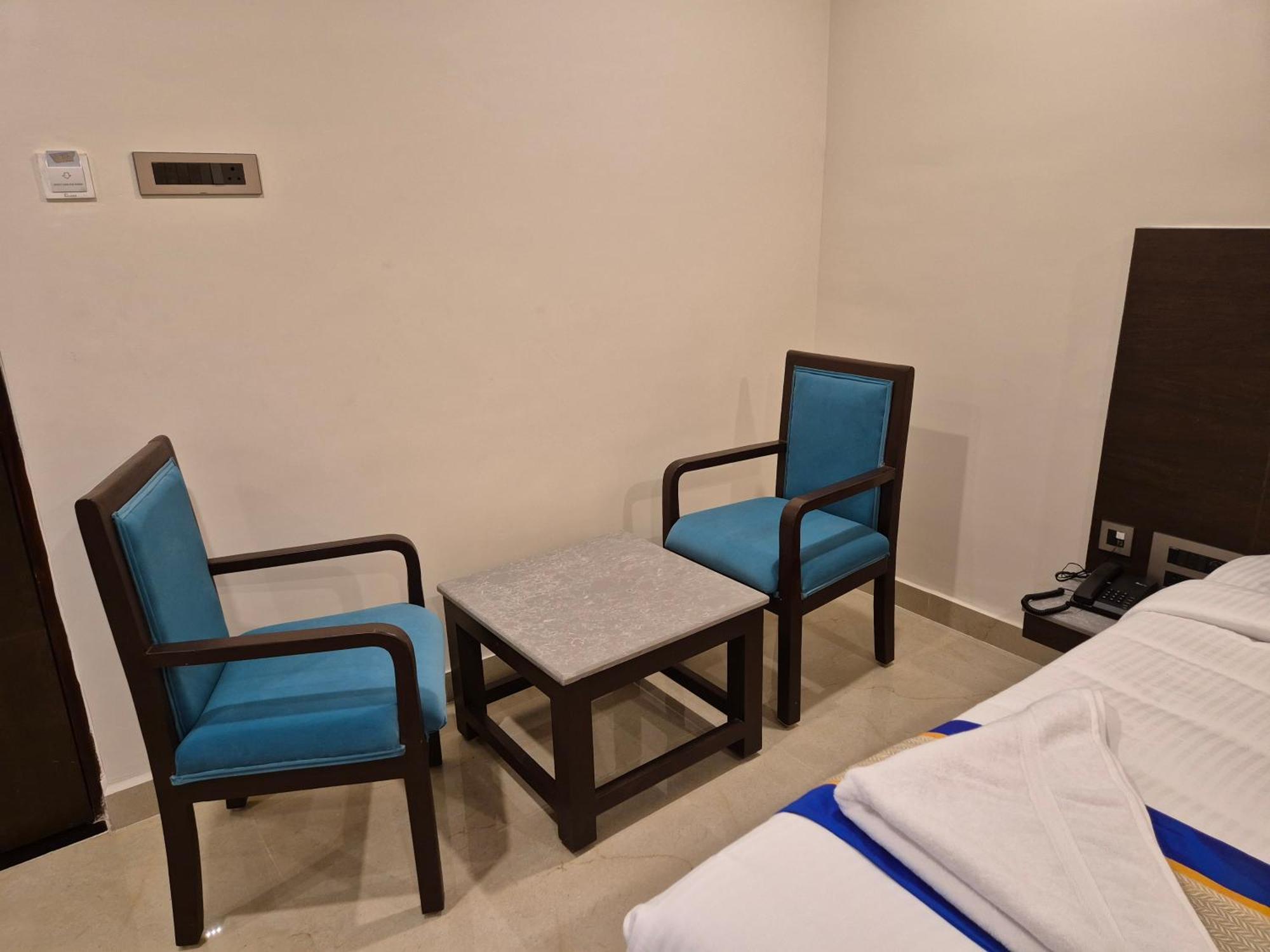 טירופאטי Hotel Janas מראה חיצוני תמונה