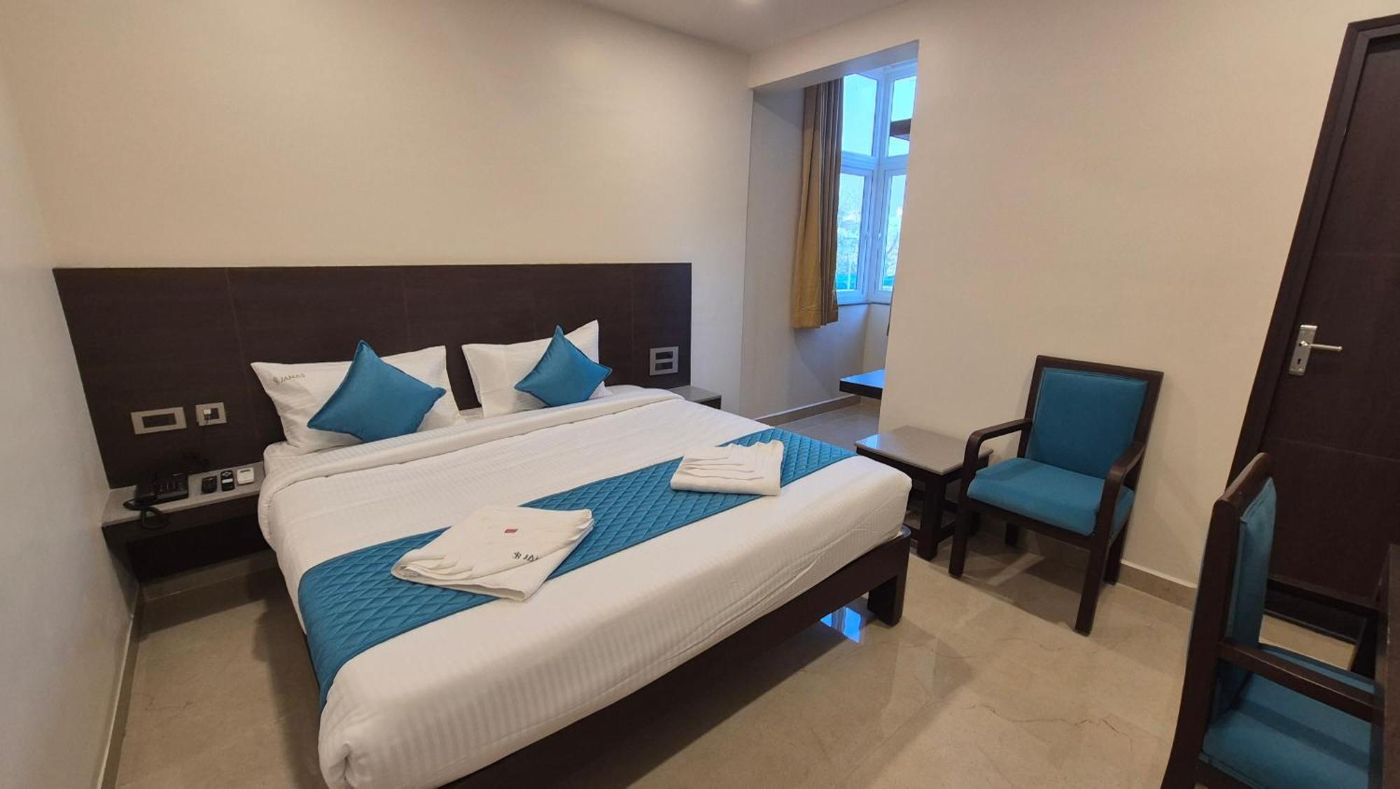 טירופאטי Hotel Janas מראה חיצוני תמונה