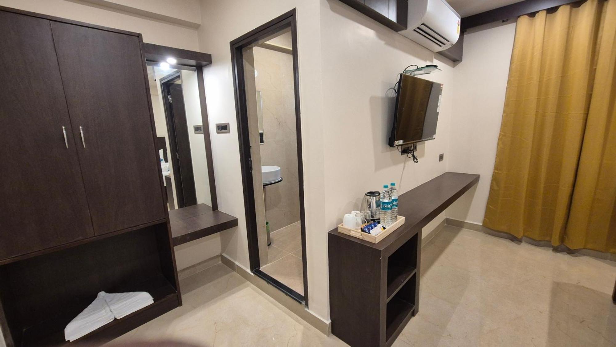 טירופאטי Hotel Janas מראה חיצוני תמונה