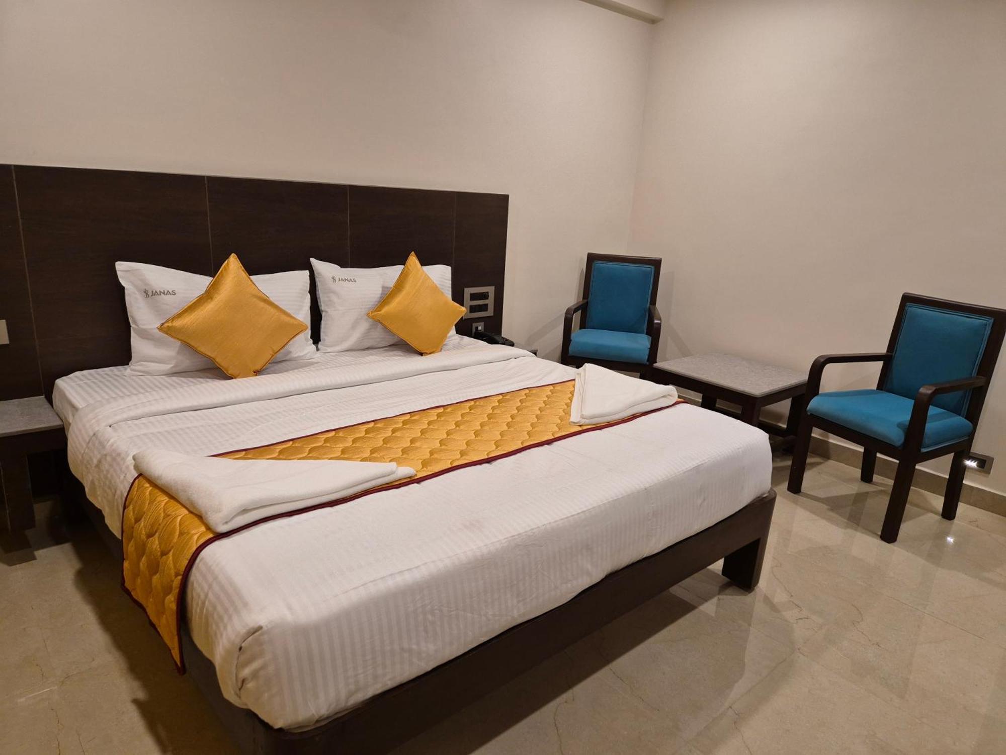 טירופאטי Hotel Janas מראה חיצוני תמונה