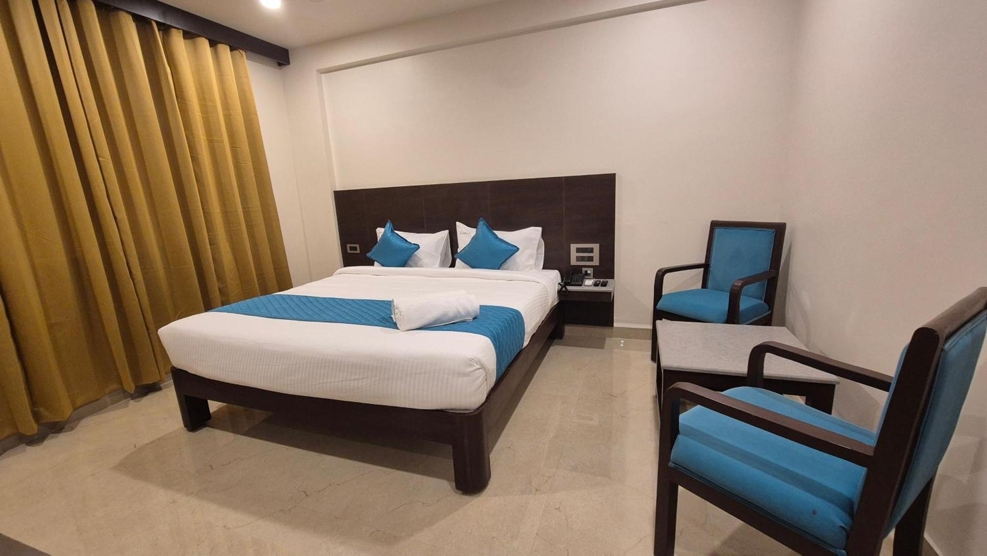 טירופאטי Hotel Janas מראה חיצוני תמונה