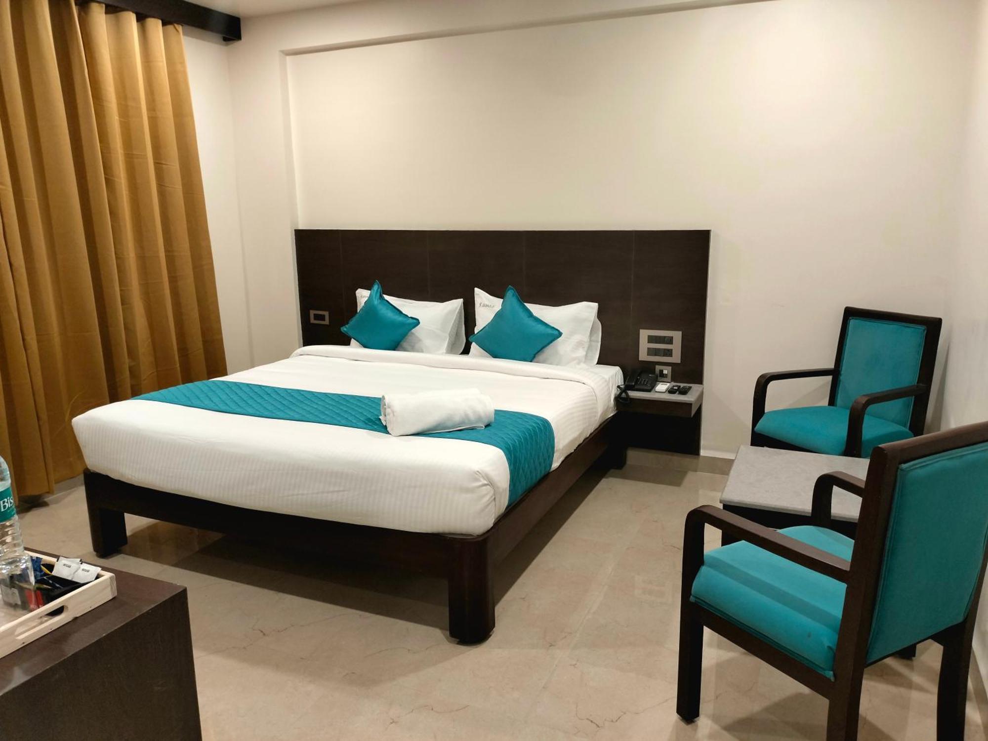 טירופאטי Hotel Janas מראה חיצוני תמונה