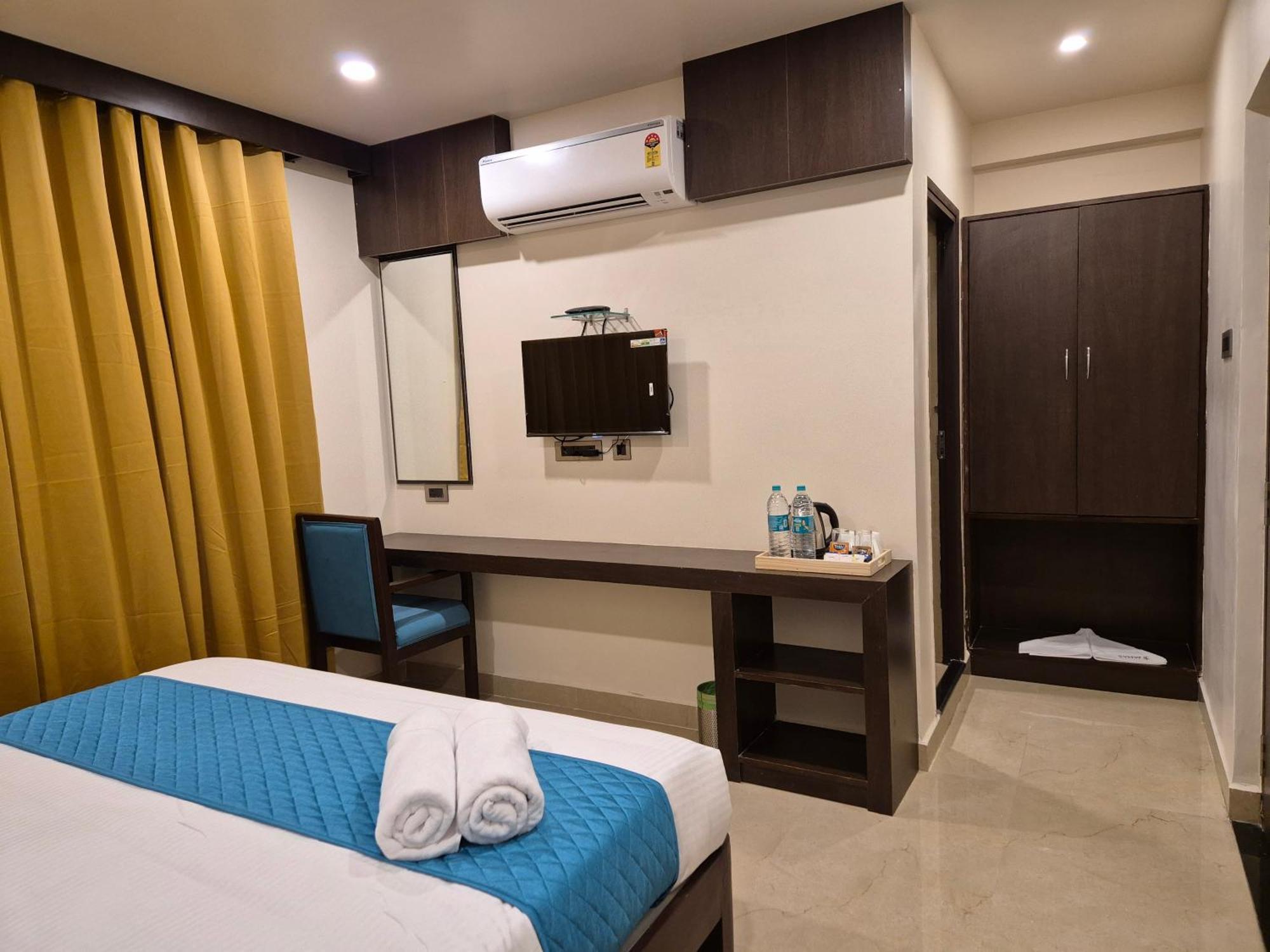 טירופאטי Hotel Janas מראה חיצוני תמונה