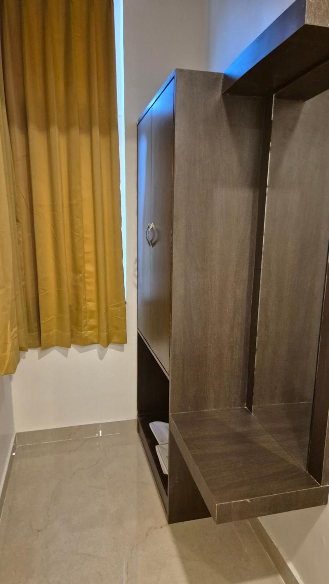 טירופאטי Hotel Janas מראה חיצוני תמונה
