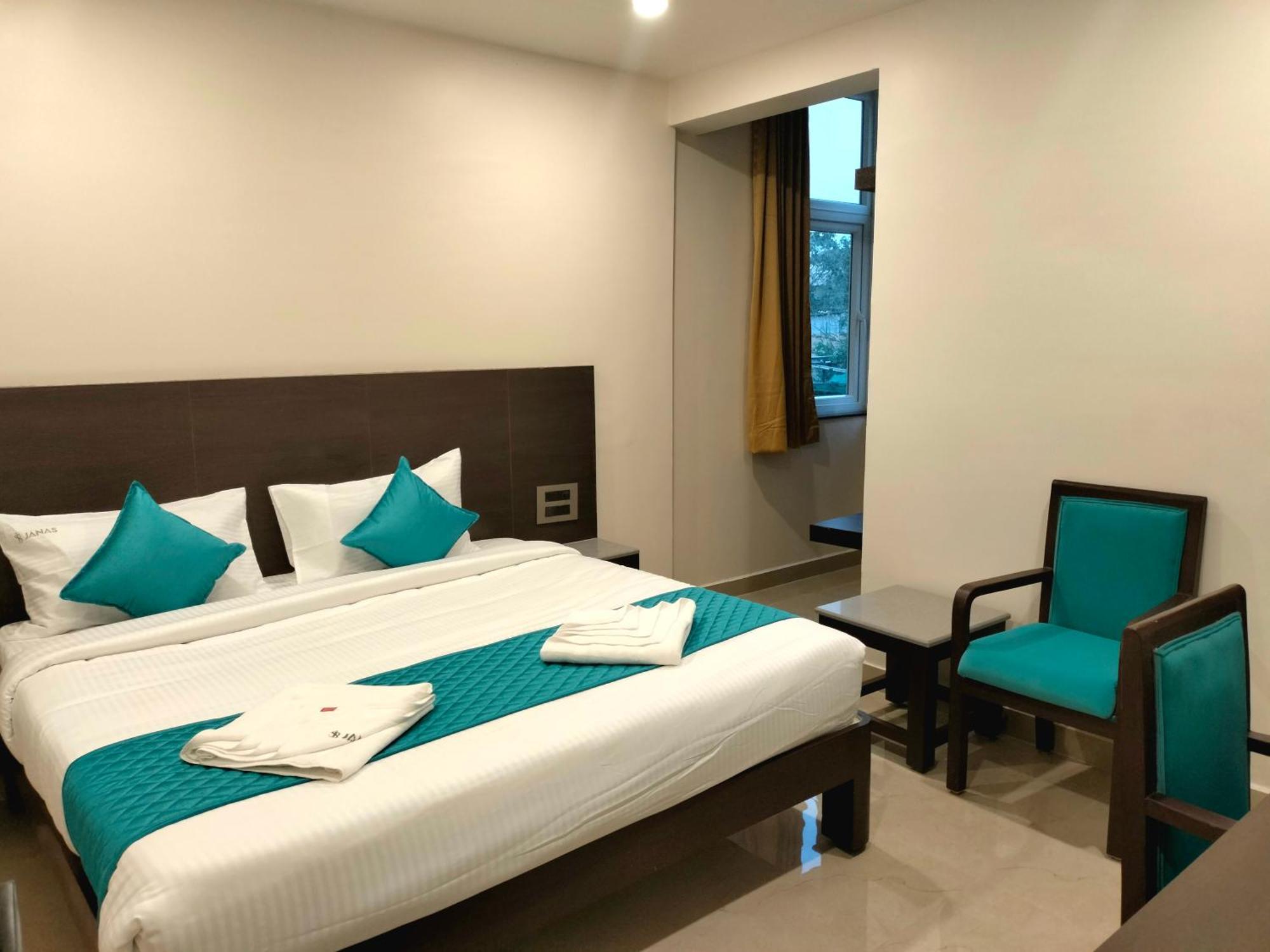 טירופאטי Hotel Janas מראה חיצוני תמונה
