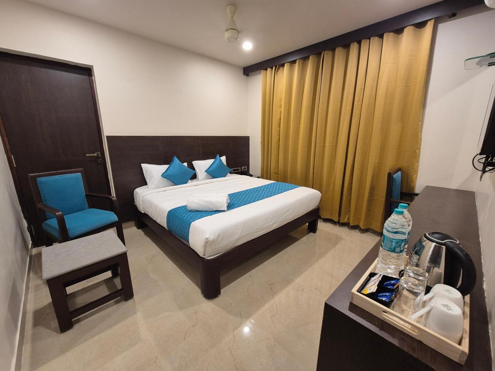 טירופאטי Hotel Janas מראה חיצוני תמונה