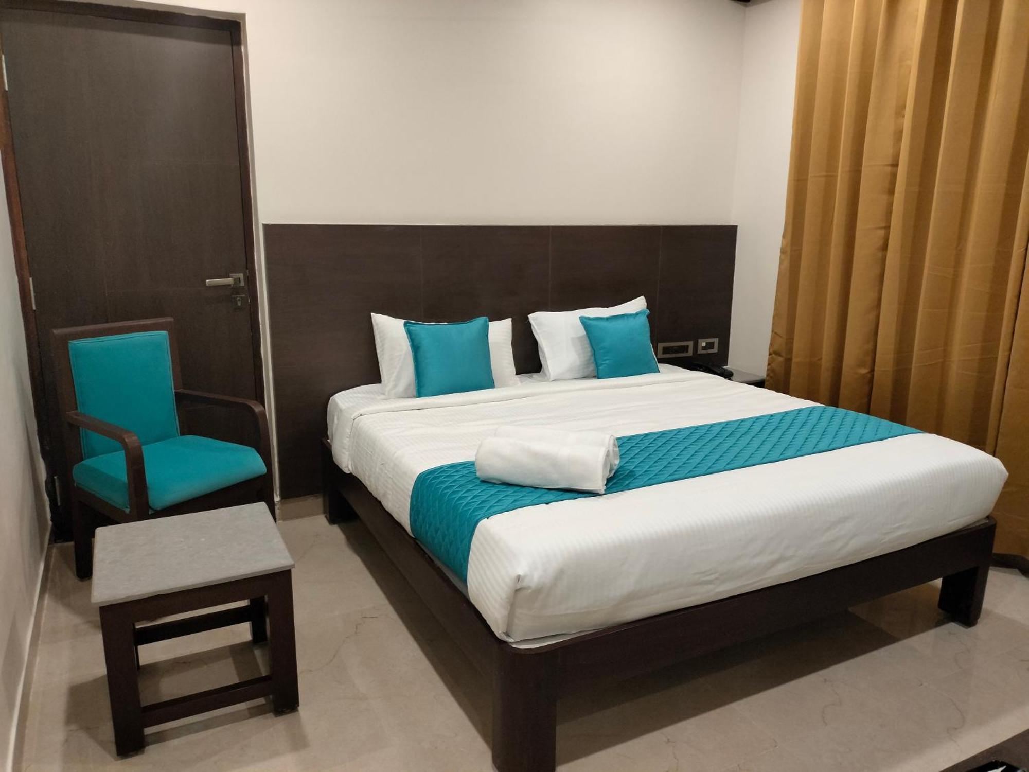 טירופאטי Hotel Janas מראה חיצוני תמונה