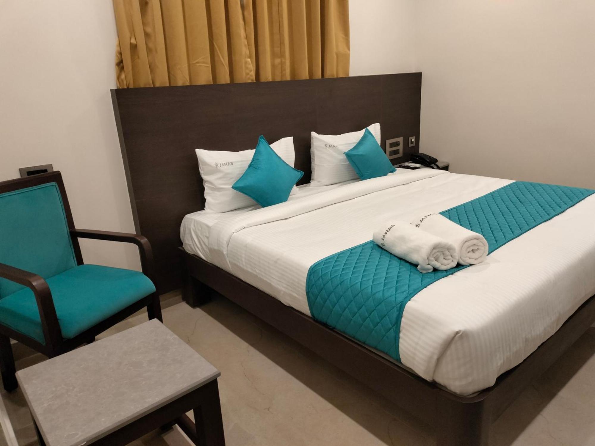 טירופאטי Hotel Janas מראה חיצוני תמונה