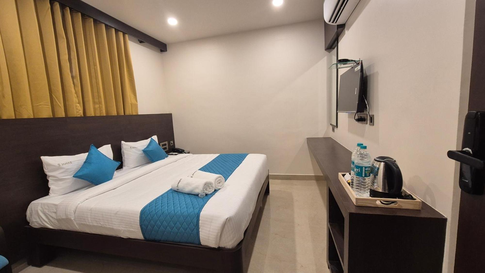 טירופאטי Hotel Janas מראה חיצוני תמונה