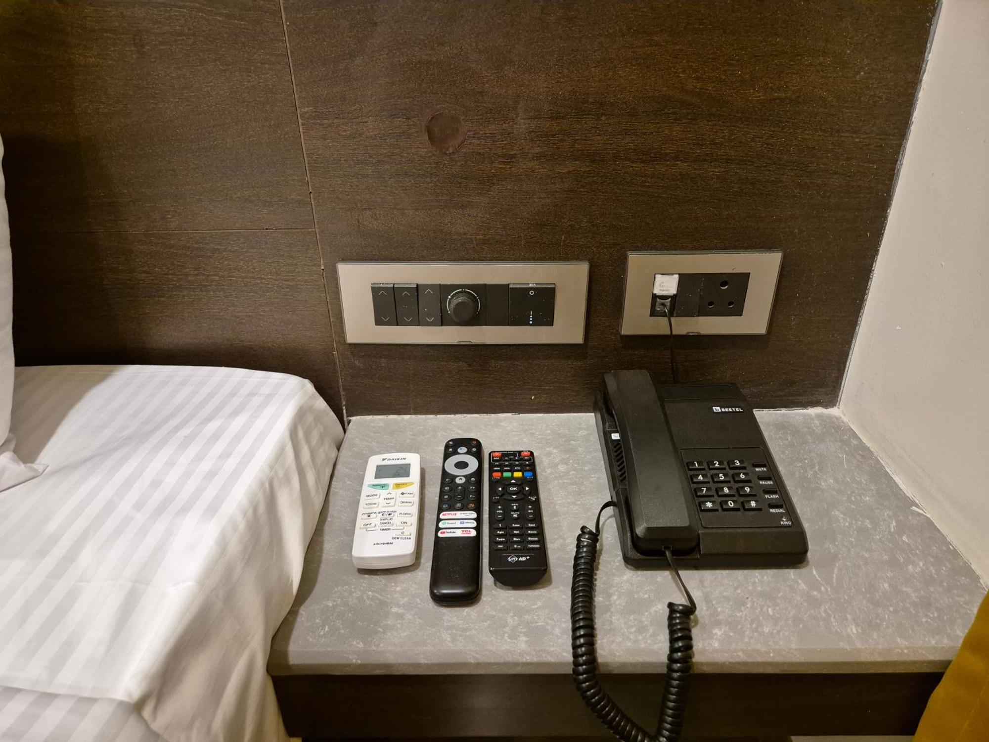 טירופאטי Hotel Janas מראה חיצוני תמונה