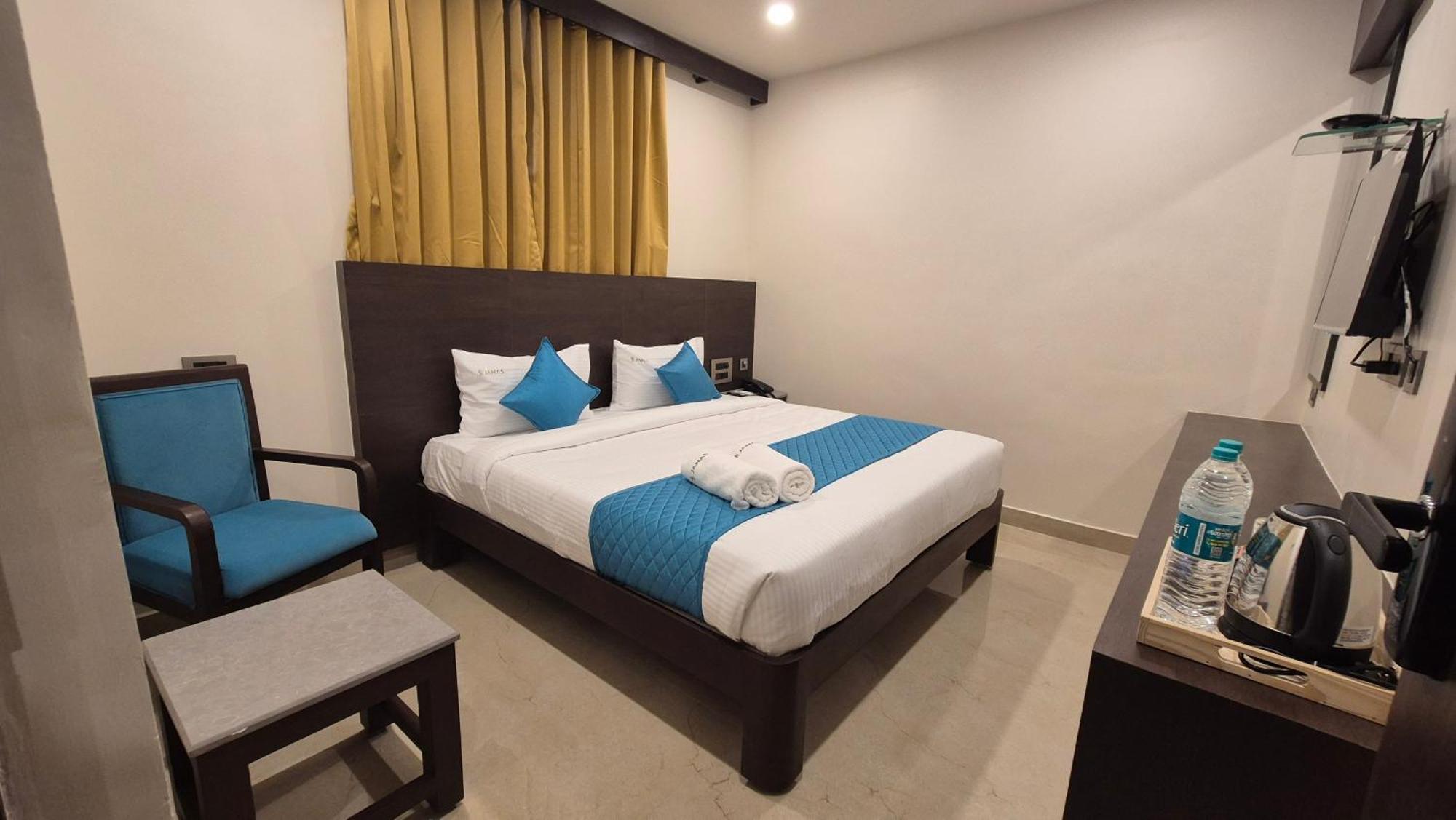 טירופאטי Hotel Janas מראה חיצוני תמונה